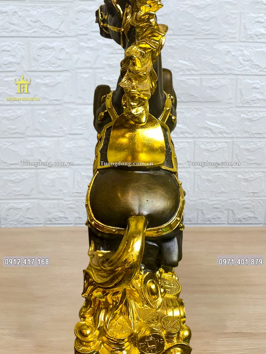 Từng họa tiết hoa văn được chạm khắc sắc nét